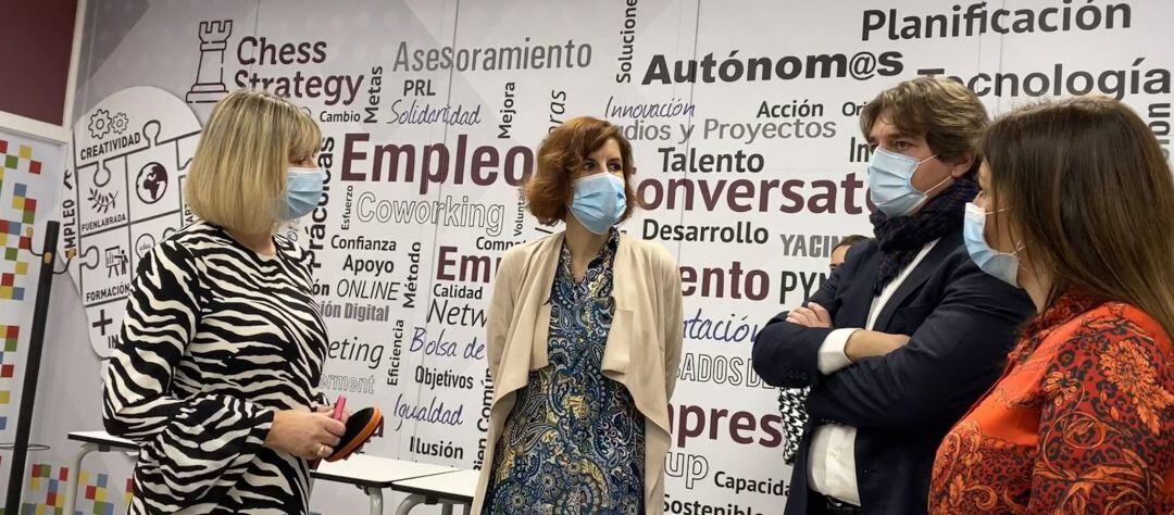 La viceconsejera de Empleo de la Comunidad de Madrid, Eva María Blázquez, (c) y el alcalde de Fuenlabrada, Javier Ayala, durante la visita este jueves al CIFE