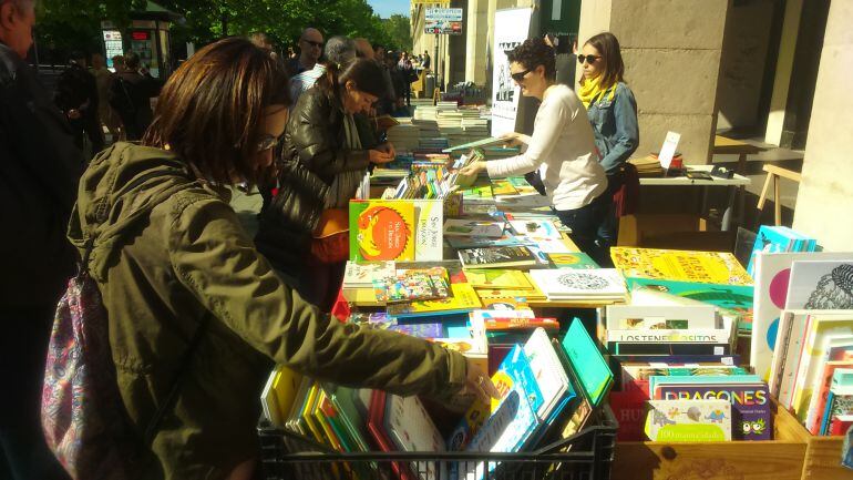 Miles de lectores en el Paseo de la Independencia