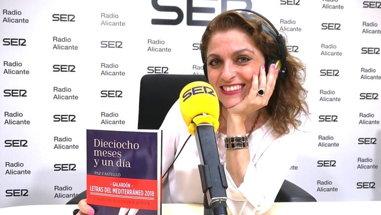 Paz Castelló con un ejemplar de su libro &quot;Dieciocho meses y un día&quot;