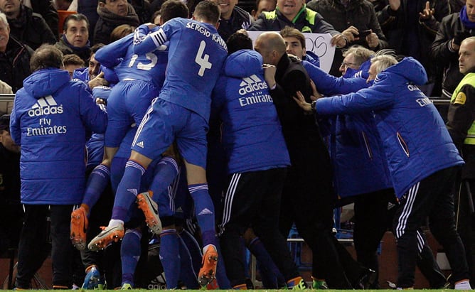 Los jugadores y el cuerpo técnico del Madrid celebran el gol decisivo de Jesé.