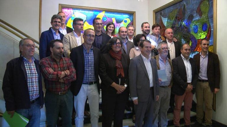 Foto de familia de los alcaldes del área metropolitana de Vigo antes de entrar en la reunión con el alcalde de Vigo, Abel Caballero.