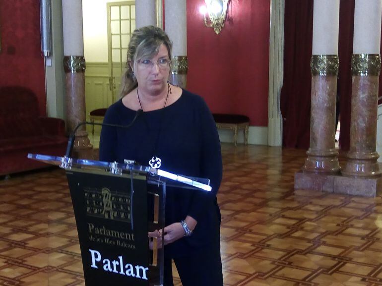 La consellera de Salud, Patricia Gómez, en los pasillos del Parlament tras haber mantenido una charla con los representantes sindicales.