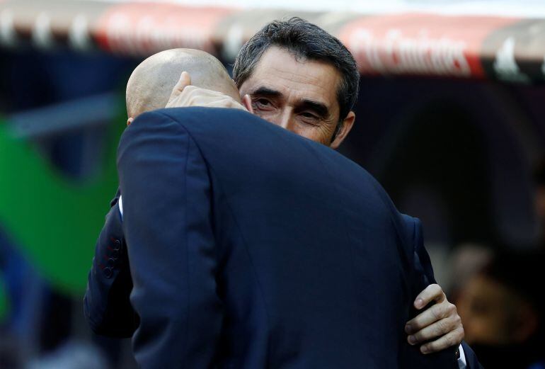 Ernesto Valverde, en el momento del saludo con Zidane