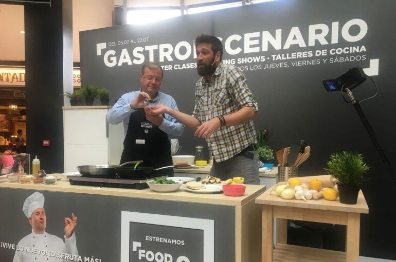 El alcalde, Antonio Silván, participa en el showcooking realizado por Julius en Espacio León