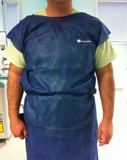 Imagen de unas de las batas desechables que llegaron al Hospital del Tajo, en Aranjuez