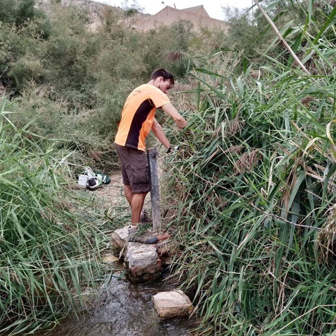 Un voluntario en labores de limpieza