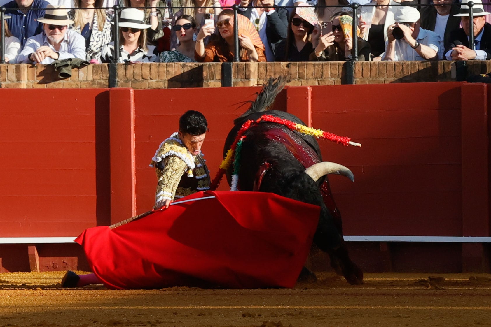 SEVILLA, 12/04/2024.- El diestro Alejandro Talavante en su primer toro durante el cuarto festejo de la Feria de Abril, este viernes en la plaza de toros de la Real Maestranza de Sevilla, con toros de Nuñez del Cubillo. EFE/José Manuel Vidal
