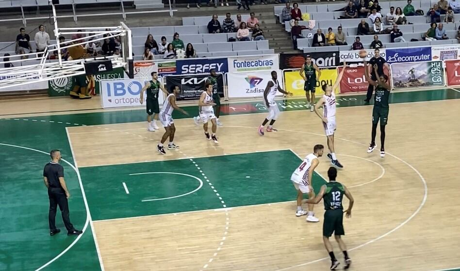 Lucas N´Guessan lanzando a canasta contra Cartagena