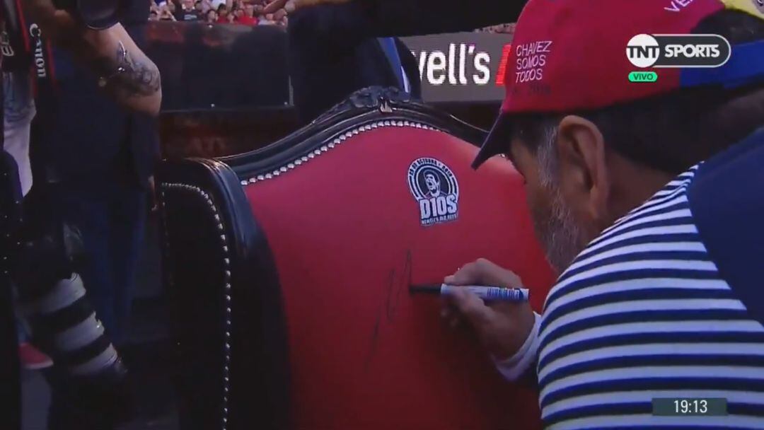 Diego Armando Maradona firmando &#039;su trono&#039;.