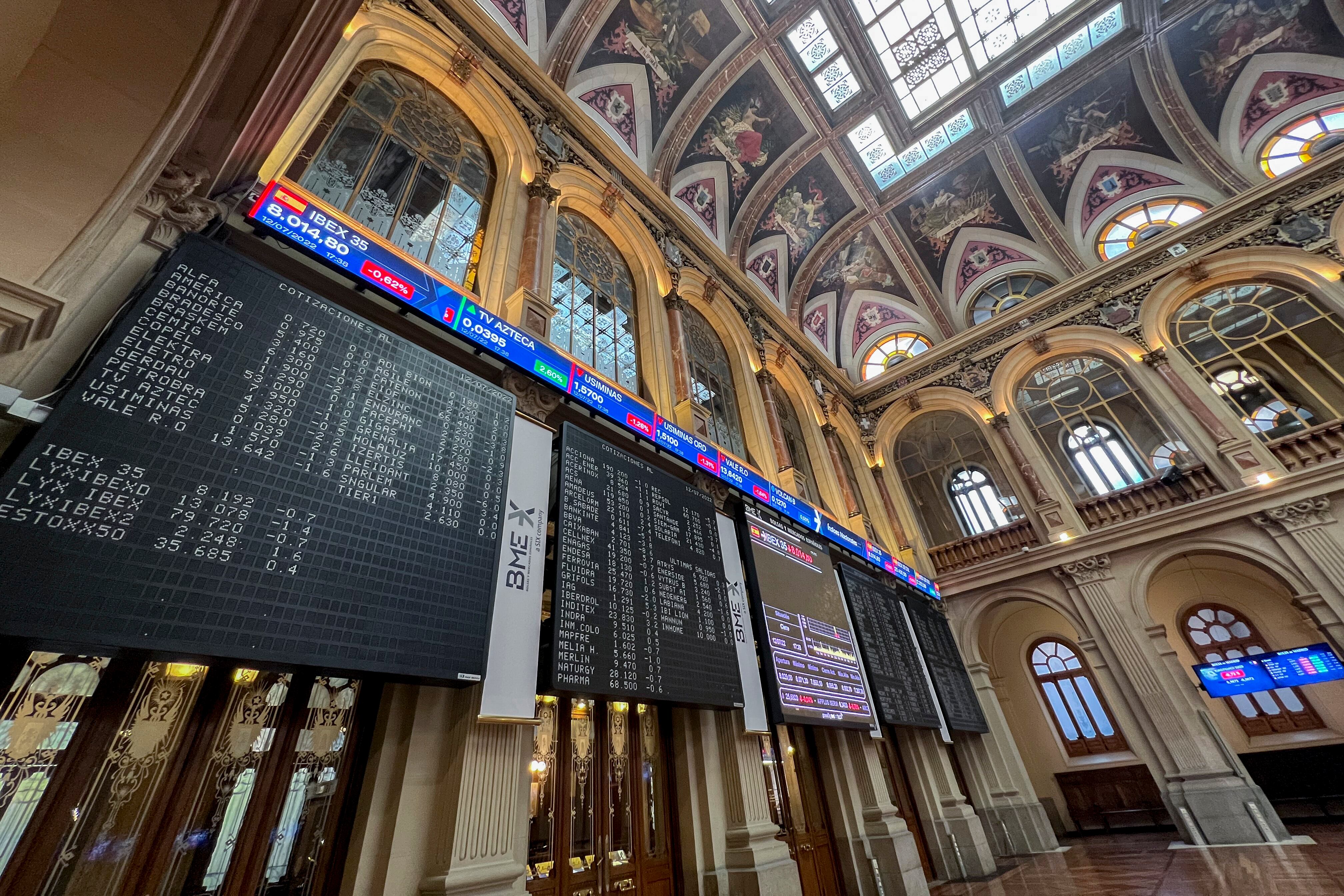 La bolsa española se dejó este martes el 0,62 % y se acercó a los 8.000 puntos por la caída de la banca, a la que el Estado español impondrá un impuesto sobre beneficios durante dos años. El índice de referencia del parqué español, el IBEX 35, perdió en su tercera jornada consecutiva a la baja 50,4 puntos, ese 0,62 %, hasta 8.014,8 puntos. Respecto al cierre del año pasado desciende el 8,02 %. EFE / Altea Tejido Sánchez