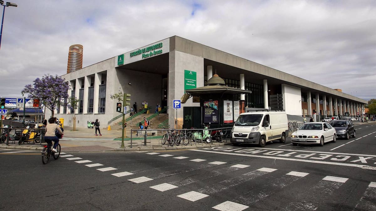 Lorenzo Medina, alcalde de Guillena: "Que se acabe con el mal estado de algunos autobuses y con la impuntualidad"