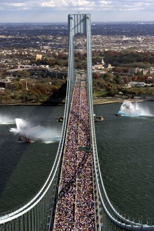 Los atletas recorren el puente Verrazano-Narrows en la carrera del año 2000.