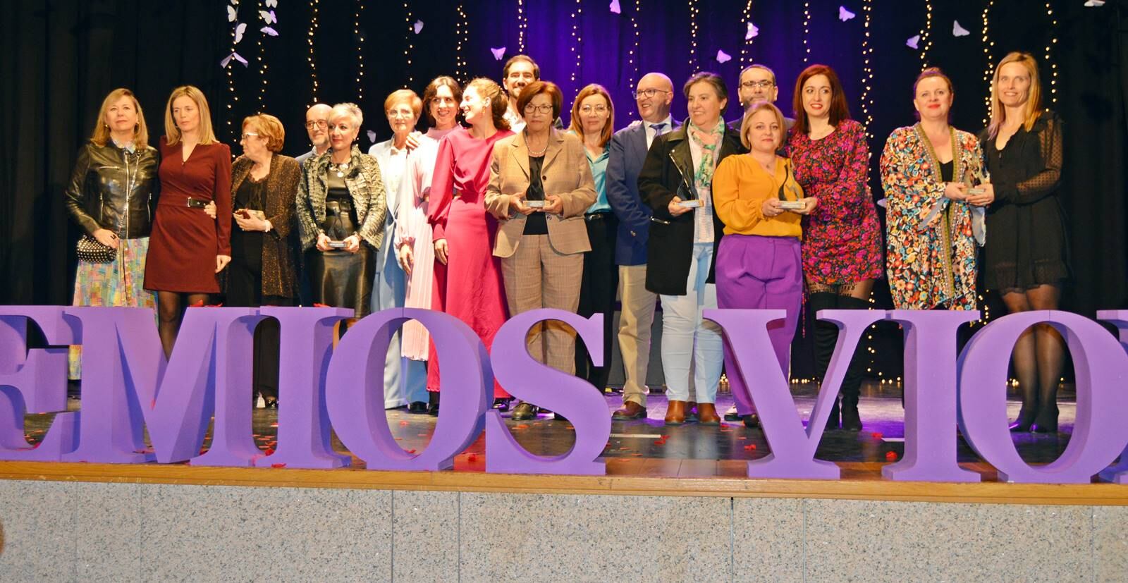 Foto de familia de las galardonadas con los V Premios Violeta de Torredonjimeno.