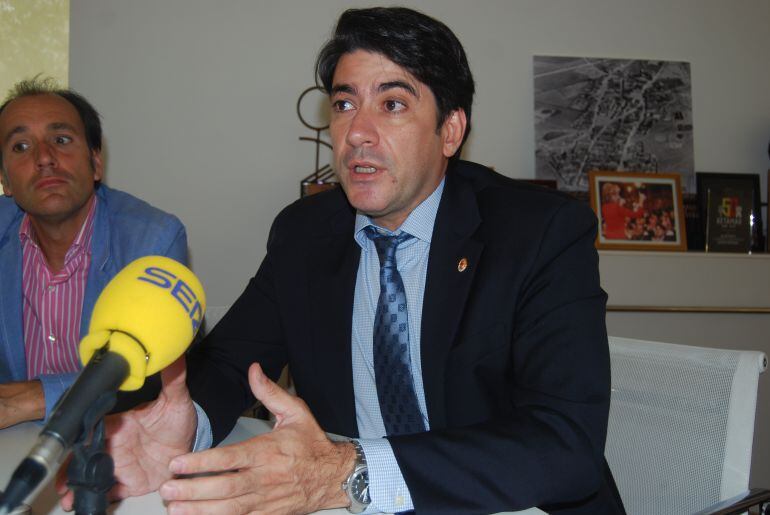 El alcalde de Alcorcón, David Pérez, en la rueda de prensa posterior a la aprobación de los presupuestos