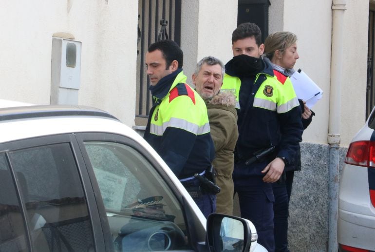 Jordi Magentí durant l&#039;escorcoll a la casa on viu amb el seu oncle al Carrer Nou d&#039;Anglès