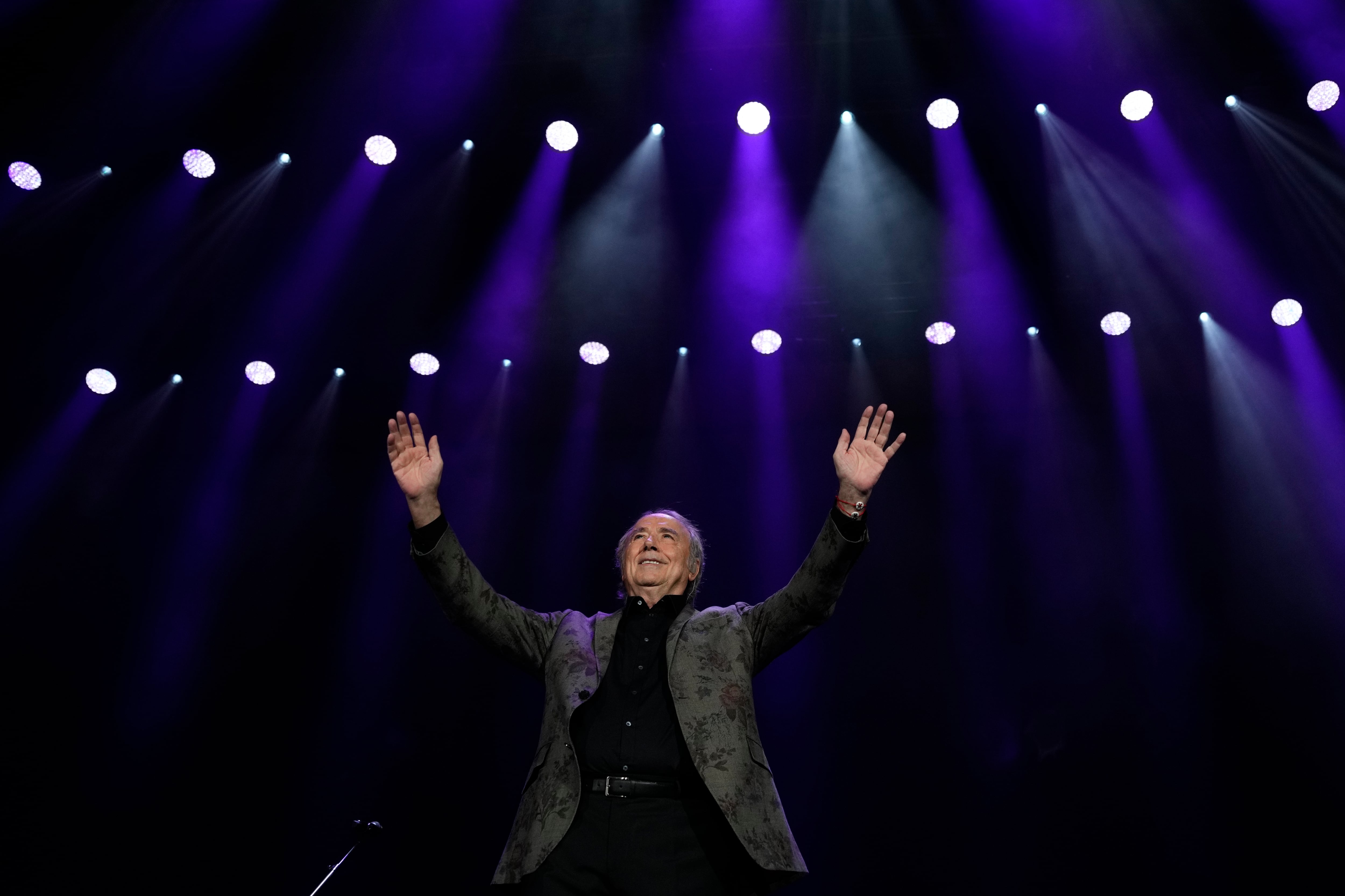 El cantautor Joan Manuel Serrat durante el concierto en que dice el adiós definitivo a los escenarios, celebrado en Barcelona, su ciudad natal.