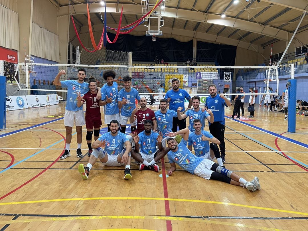 Los jugadores celebrando la única victoria de la temporada