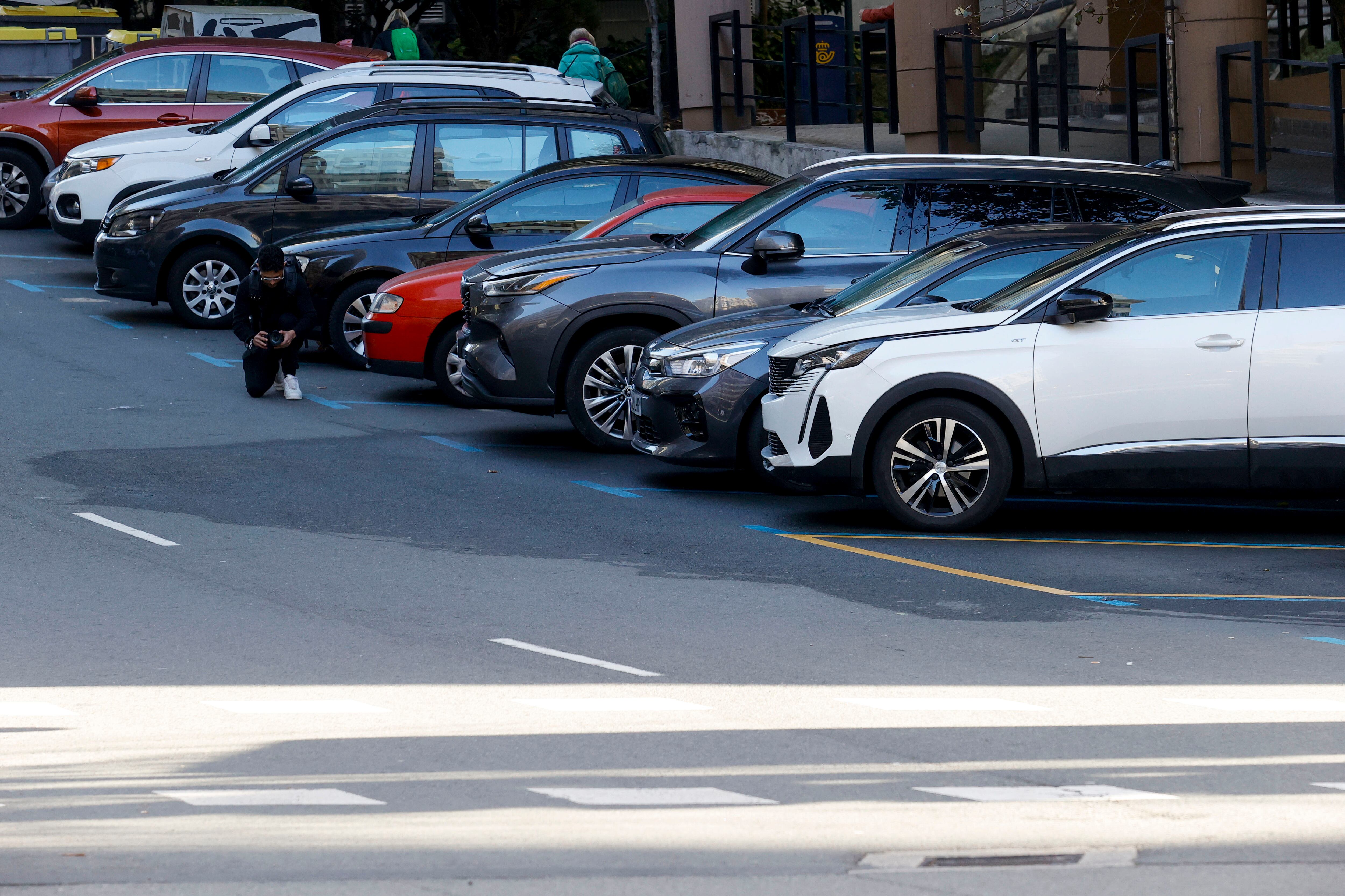 A CORUÑA, 24/12/2023.- Un fotógrafo toma imágenes del lugar en el que la pasada madrugada se produjo una reyerta y una persona ha fallecido, este domingo, en A Coruña. EFE/ Kiko Delgado