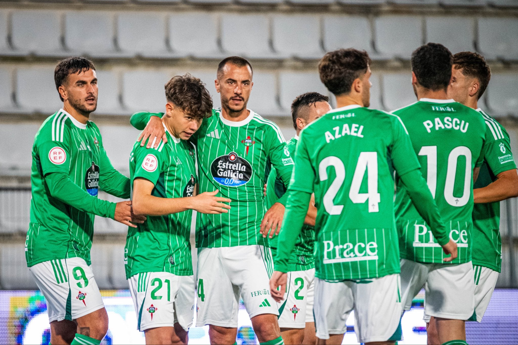 Los jugadores del Racing celebran el gol de David Carballo ante el Tondela durante el Torneo Victoria-Memorial Moncho Rivera, disputado en A Malata (foto: Racing Club Ferrol)