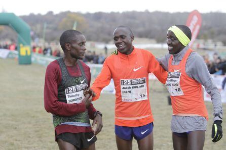 Toroitich, Kiplimo y Zakayo (de izquierda a derecha), los primeros en cruzar la meta de Valonsadero.