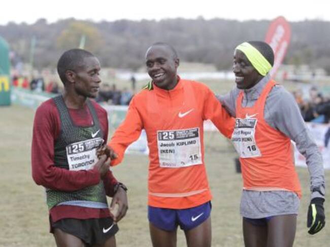 Toroitich, Kiplimo y Zakayo (de izquierda a derecha), los primeros en cruzar la meta de Valonsadero.
