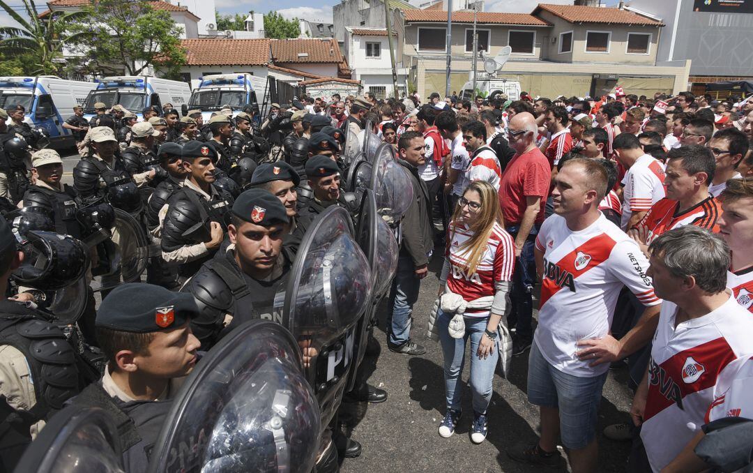 Los incidentes en la previa del River - Boca obligaron a aplazar el encuentro de vuelta de la final de la Copa Libertadores.