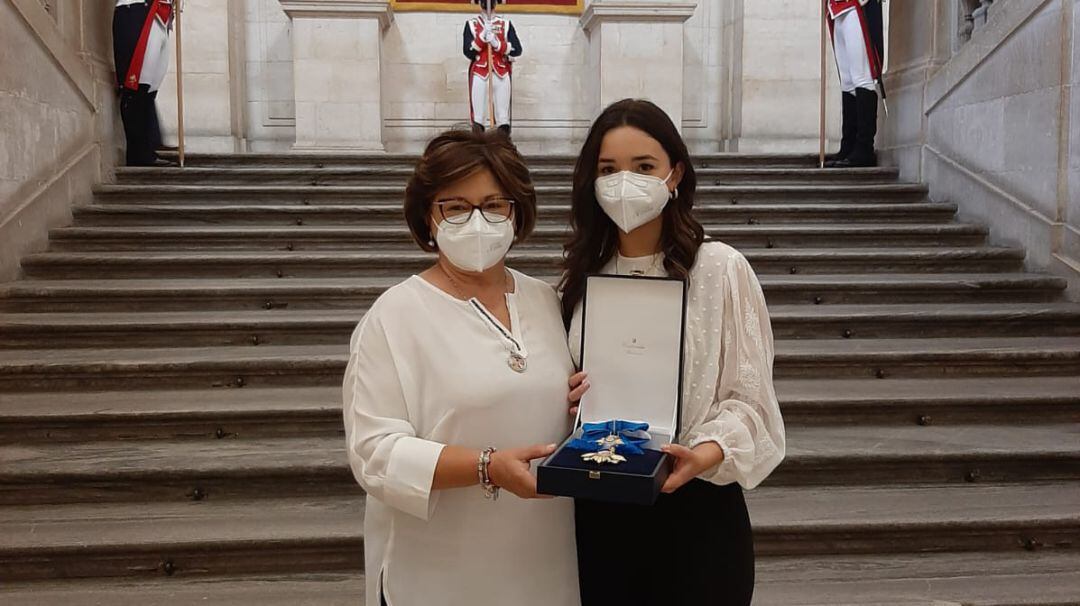 Su viuda Dulce Espinosa (izquierda) en el Palacio Real.