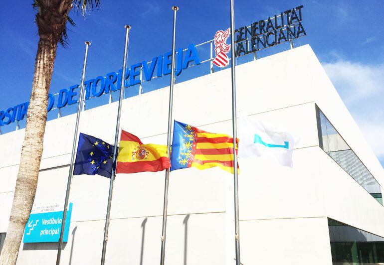 Banderas a media asta en el Hospital de Torrevieja