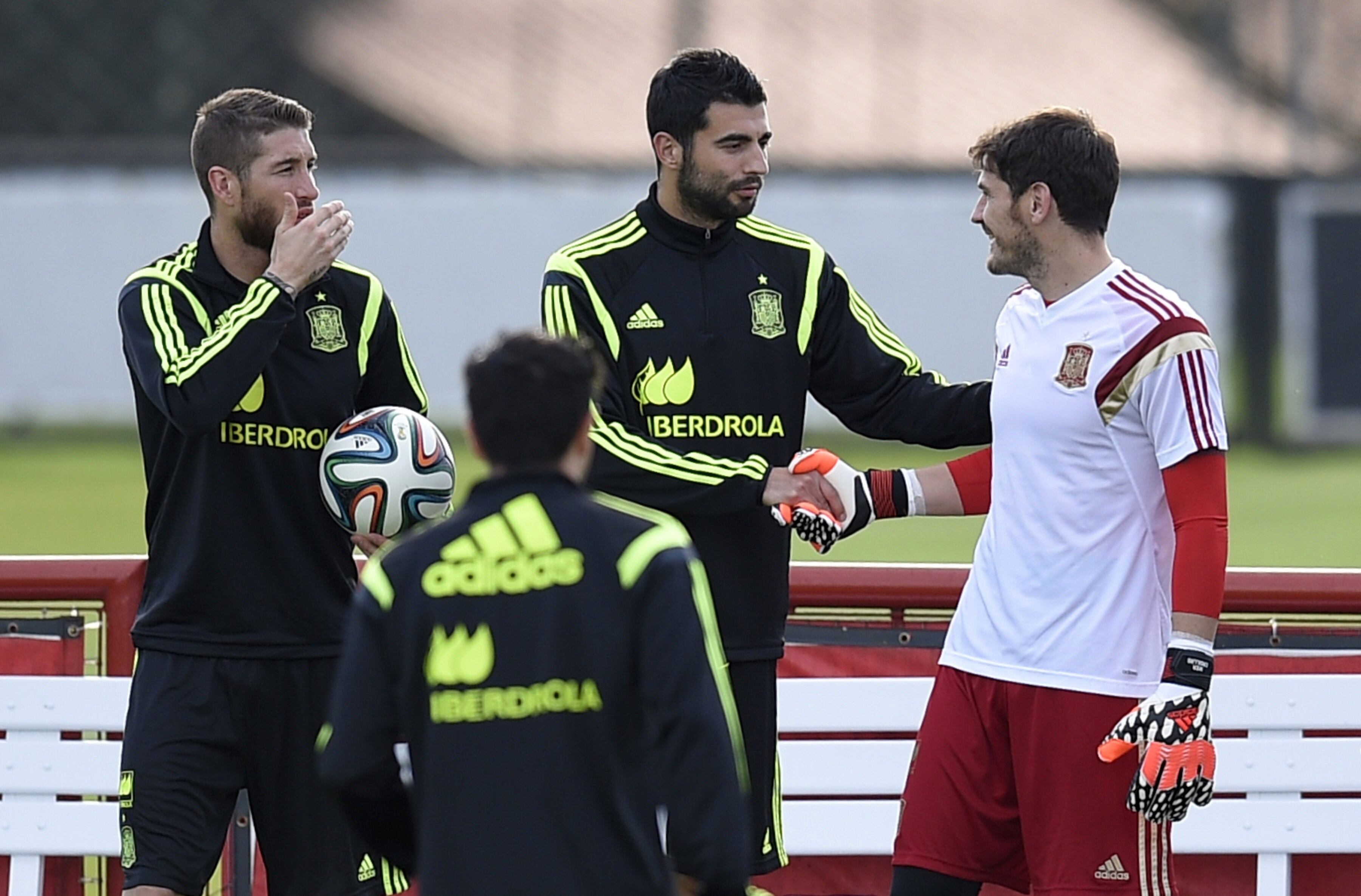 Casillas y Albiol se dan la mano, durante un entrenamiento con la selección española de fútbol en 2014.