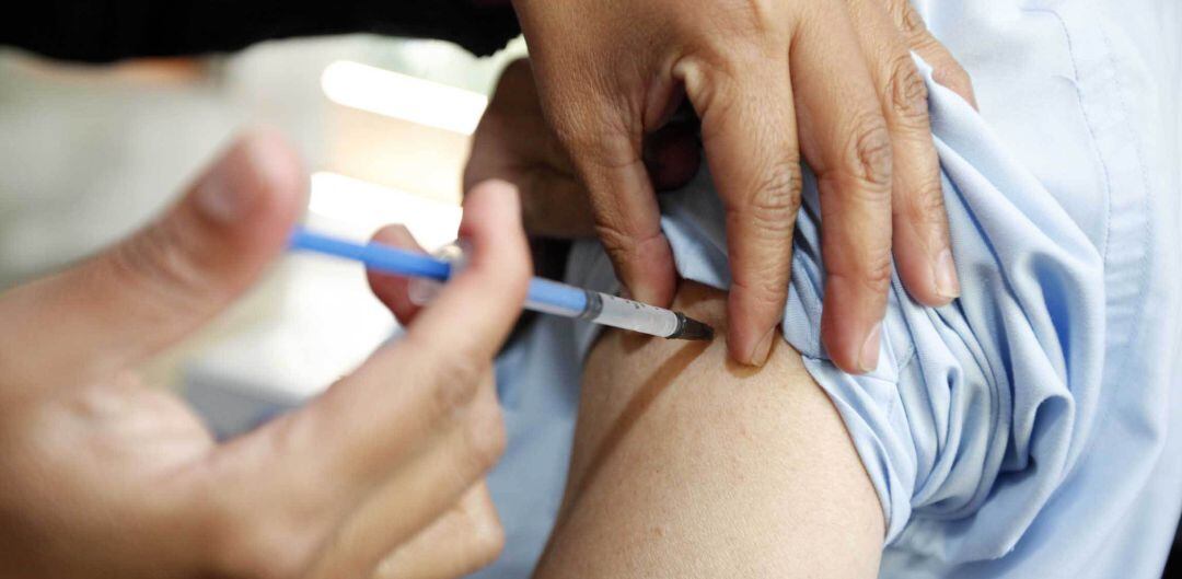 Una persona recibe la vacuna contra la gripe.