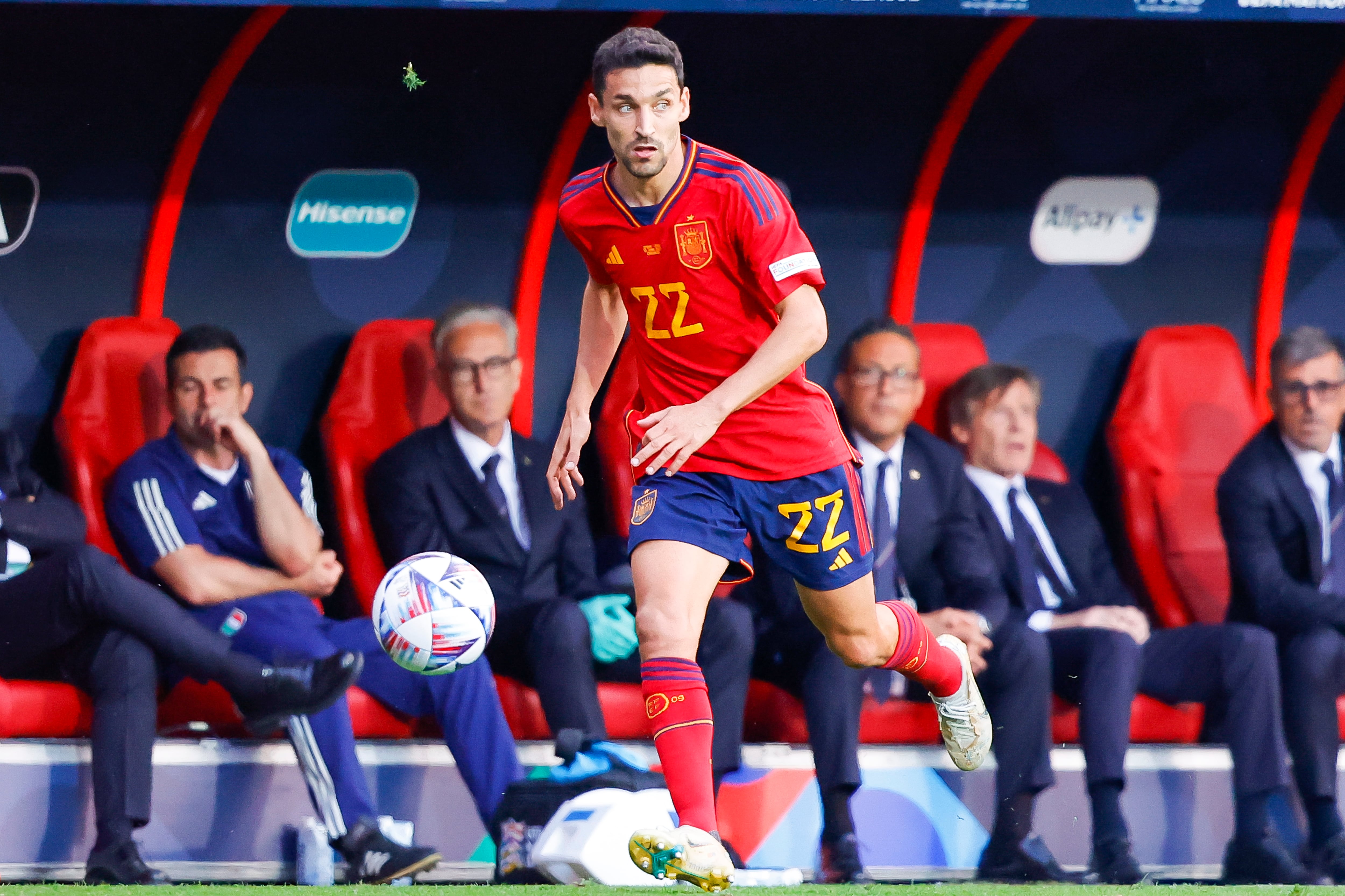 Jesús Navas conduce el balón entre España e Italia durante la semifinal de la Nations League