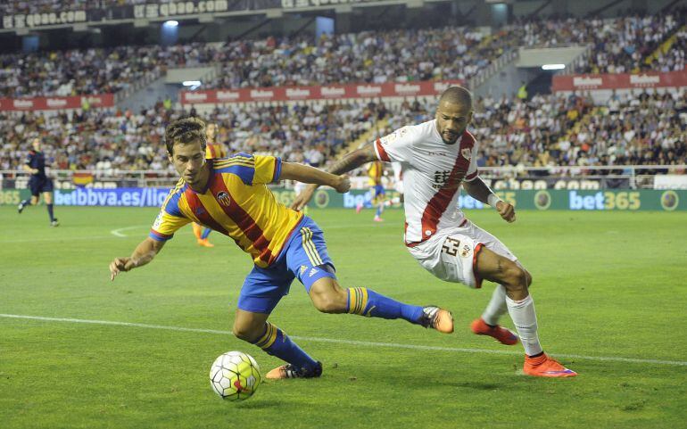 Orban y Bebé luchan por el balón en el estadio de Vallecas.