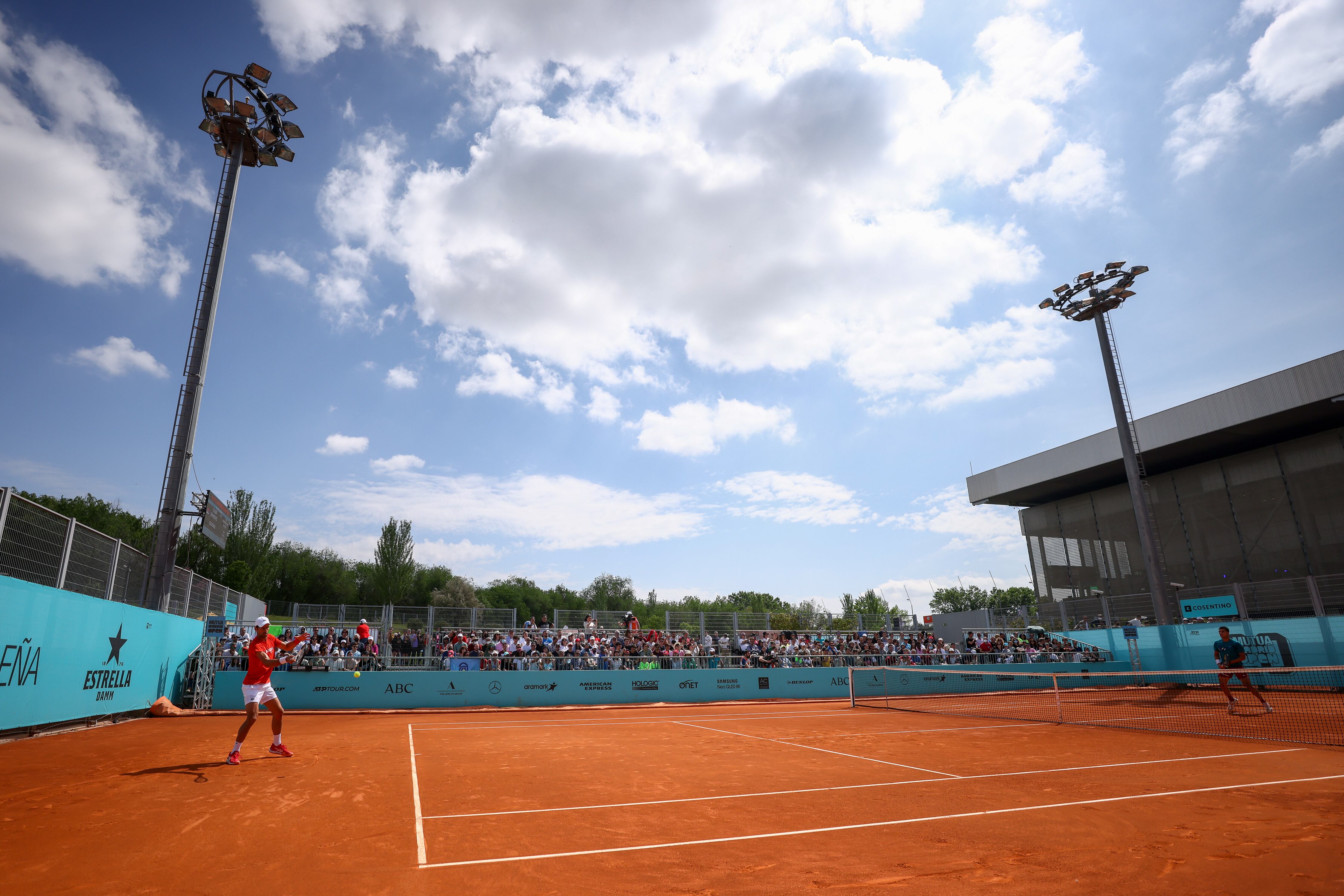 Novak Djokovic y Alcaraz entrenan en el Mutua Madrid Open (Photo By Oscar J. Barroso/Europa Press via Getty Images)