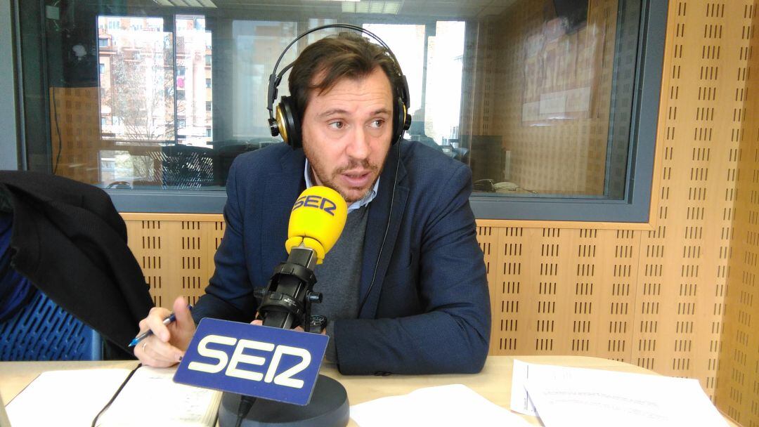 Óscar Puente en los estudios de Radio Valladolid