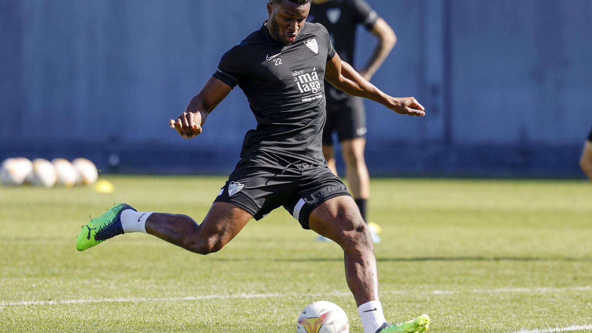 Sekou Gassama mira la pelota antes de golpearla en el entrenamiento del viernes