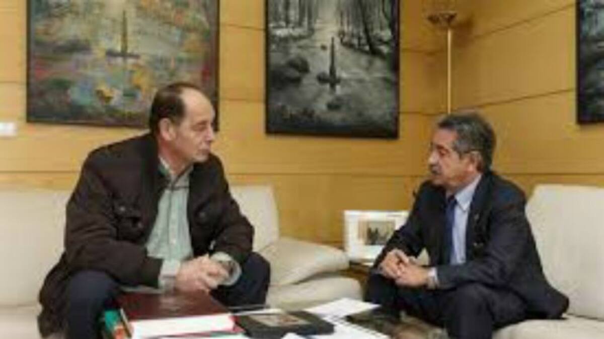 "El que venga con un problema, que traiga la solución", el polémico cartel del alcalde de Marina de Cudeyo