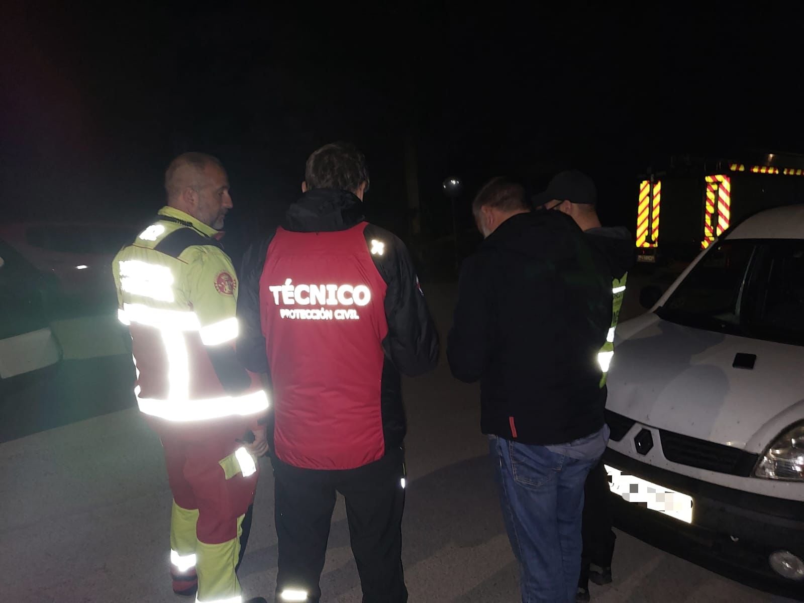 Efectivos de emergencias trabajan en el Puesto de Mando Avanzado instalado en la tarde del domingo.