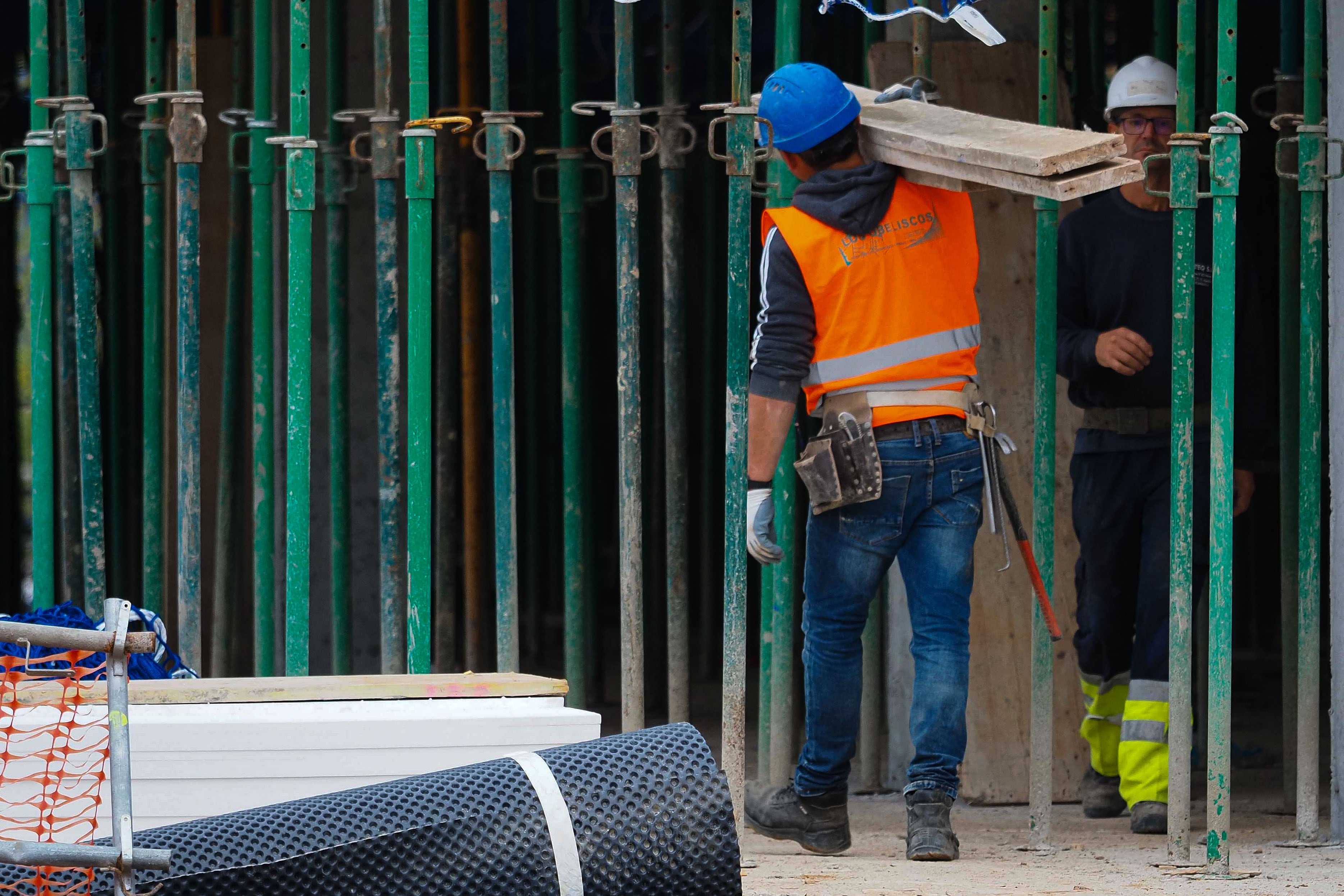 El desempleo aumentó en el último trimestre en el sector de la construcción de Aragón. EFE/R. García