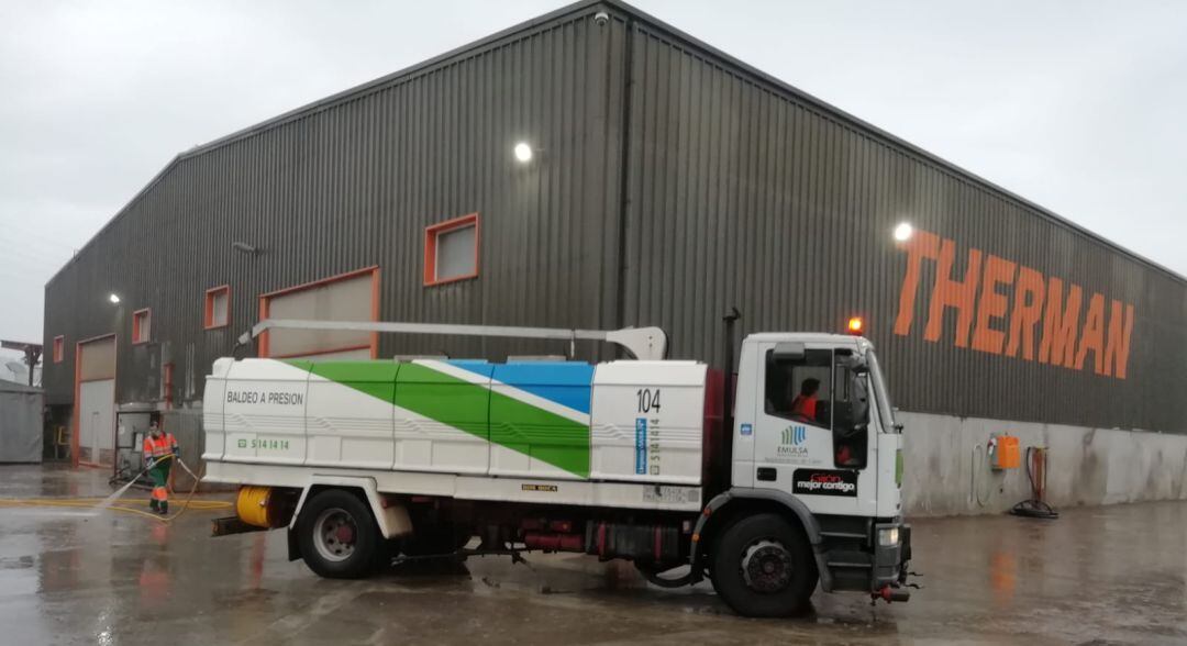 Operarios de EMULSA desinfectan el entorno de la nave de reciclado de mascarillas.