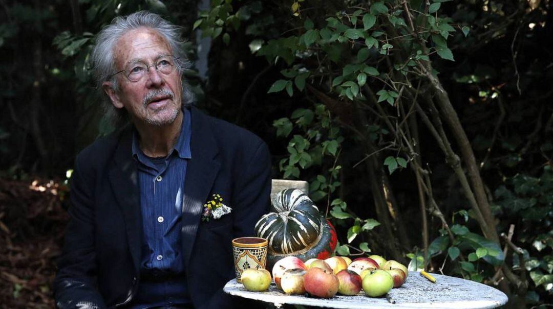 El escritor Peter Handke, en el jardín de su casa de Chaville, a las afueras de París, tras recibir el anuncio del Nobel.