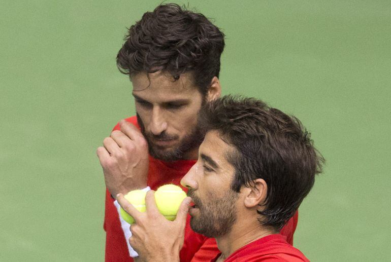 Feliciano y Marc charlan durante el duelo ante Croacia