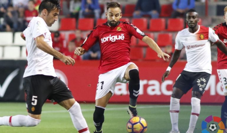 Ferran Giner en una acció contra el Mallorca al Nou Estadi.