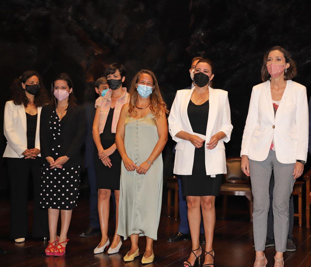 La presidenta del Cabildo de Lanzarote, María Dolores Corujo, junto a la ministra de Industria, Comercio y Turismo, Reyes Maroto, la consejera de Turismo del Gobierno de Canarias, Yaiza Castilla, y la alcaldesa de Haría, Chaxiraxi Niz, en el auditorio de 