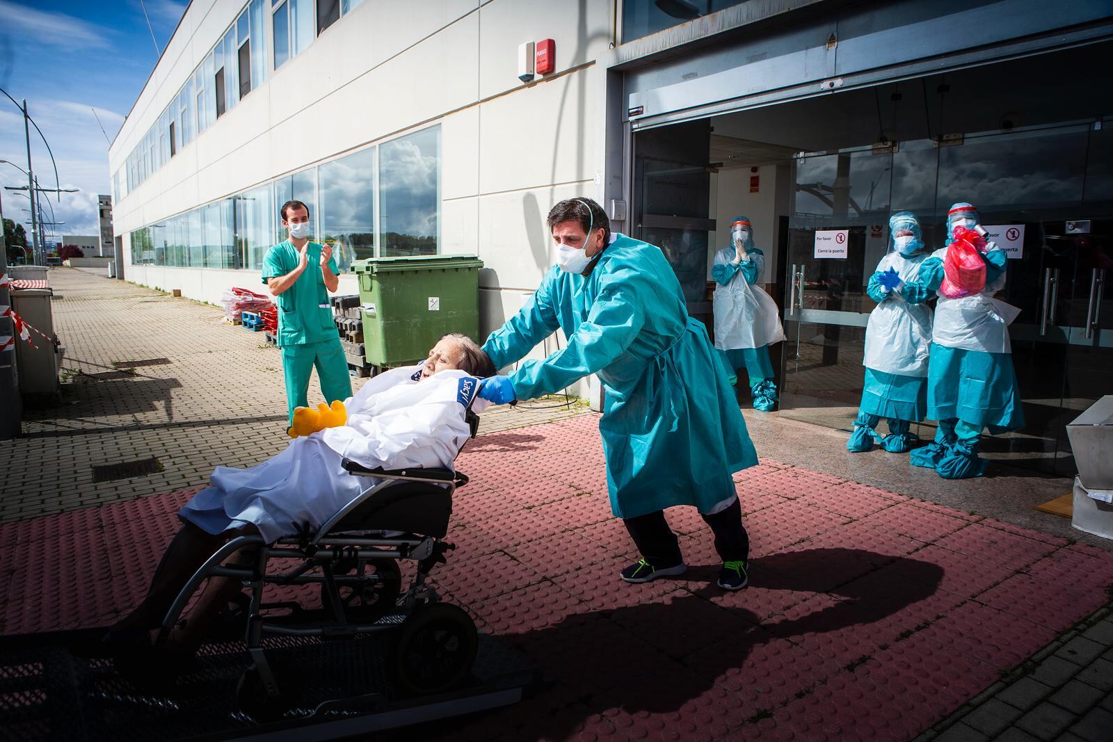 Alta de una paciente covid tras su paso por el hospital de campaña de Aranda en abril de 2020