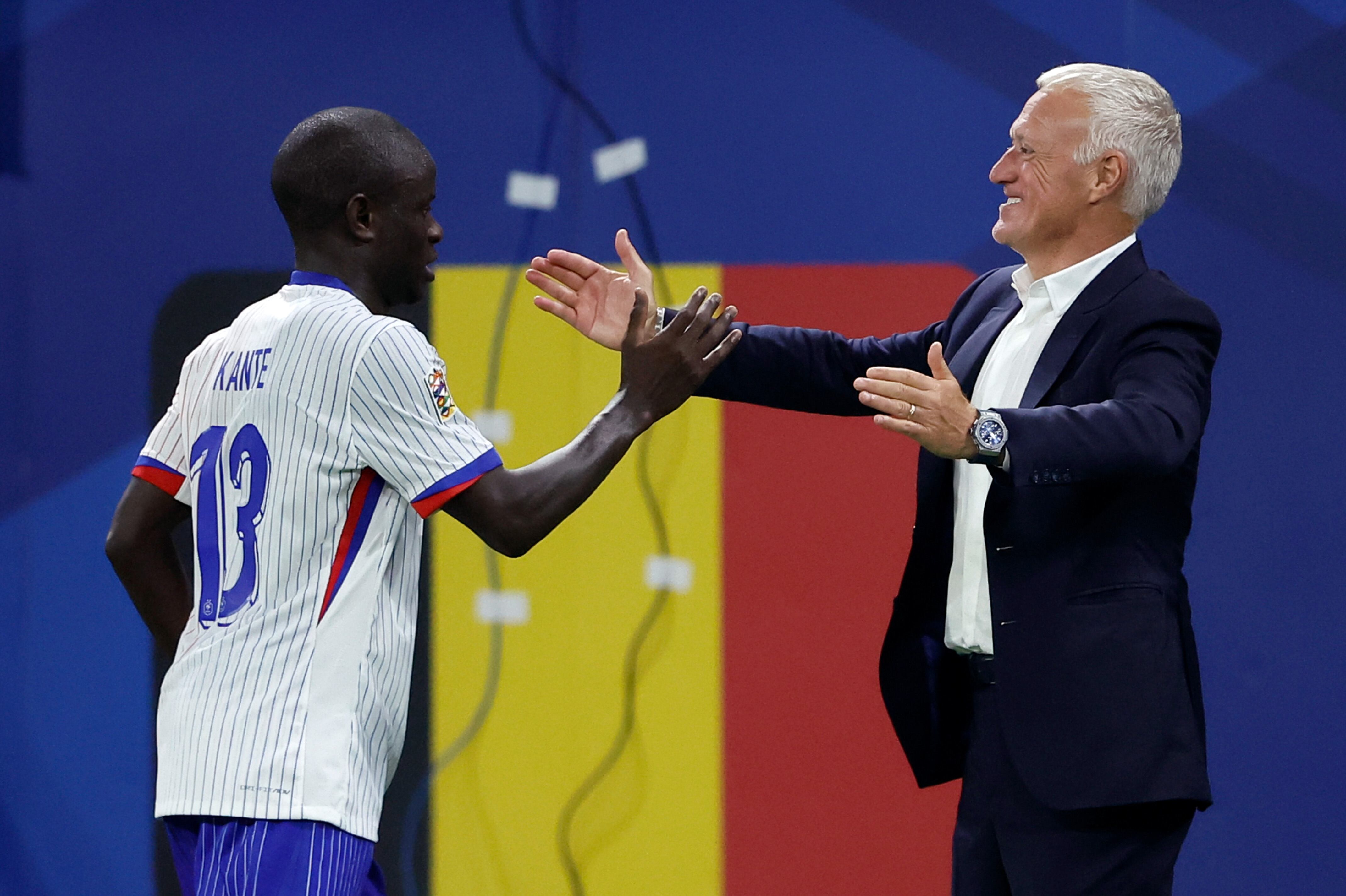 Kanté y Deschamps se saludan de forma alegre durante un encuentro