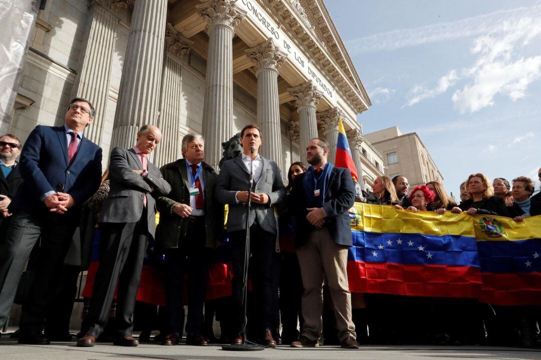 El presidente de Ciudadanos, Albert Rivera, junto a Leopoldo López Gil, el padre del opositor Leopoldo López, en la concentración de venezolanos de este mediodía ante el Congreso de los Diputados