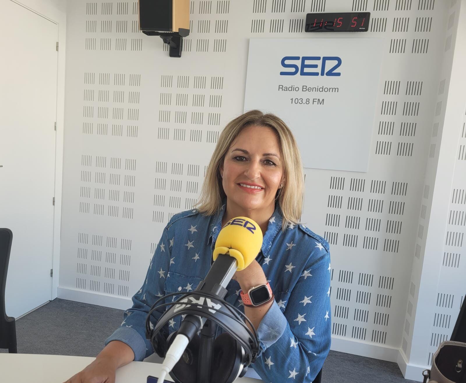 Nuria Montes en los estudios de Radio Benidorm