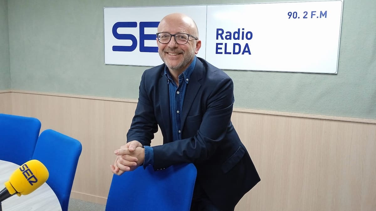 Carlos Ortuño, sociólogo eldense: “No va a ocurrir nada porque te equivoques hablando en público”