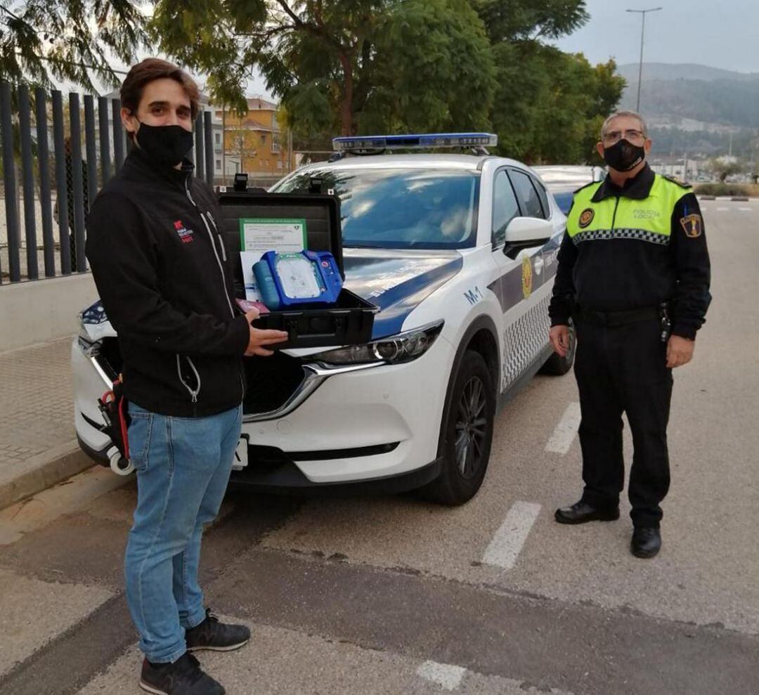 Nuevo desfibrilador para el coche de la Policía Local 