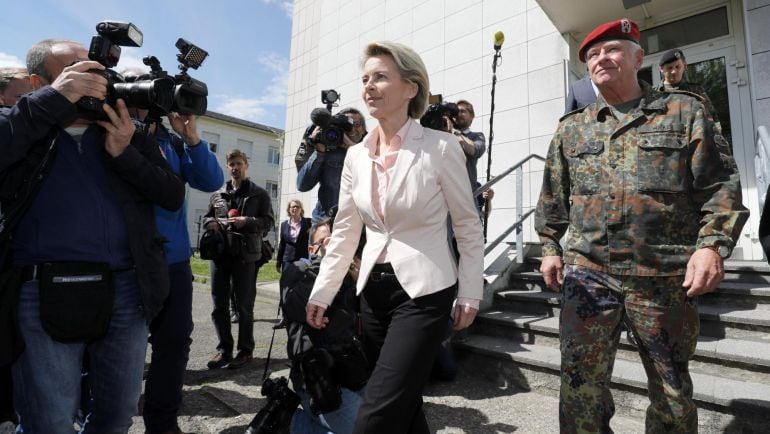  La ministra alemana de Defensa, Ursula von der Leyen (c), y el general alemán Volker Wieker (d), visitan el cuartel del batallón de infantería 291 del barrio Leclerc, en Illkrich, Francia, hoy, 3 de mayo 2017. El Ministerio de Defensa alemán informó hoy 